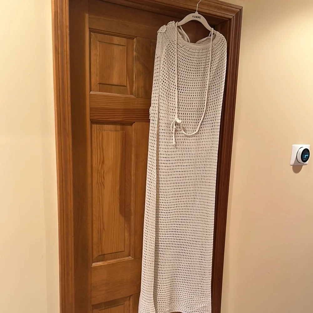 Elegant Cream Midi Dress - Picture 7 of 8